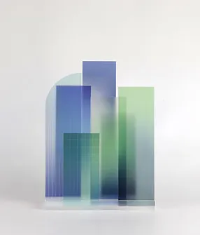 Abstrakt komposition i glas med blå och gröna toner