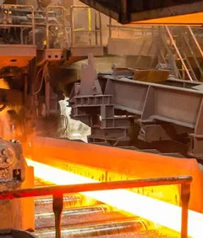 Glödande stål i en industriell bearbetningsprocess